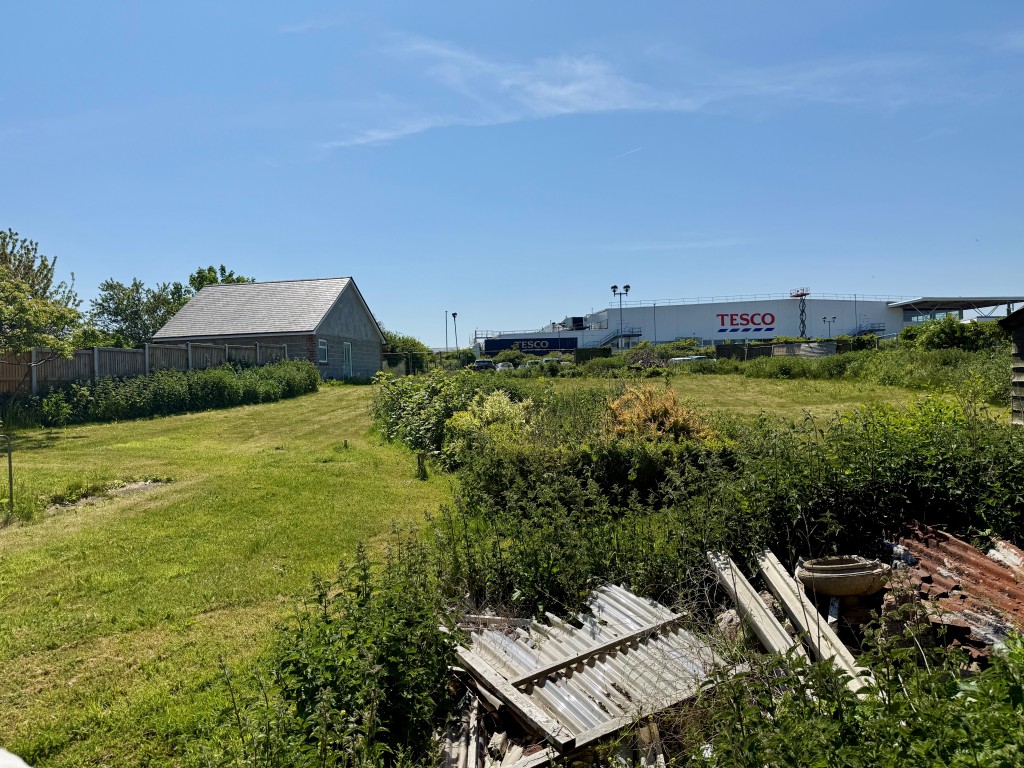 Lot: 80 - PLANNING FOR THREE DETACHED HOUSES - Rear view of site